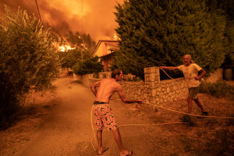 Alcuni residenti si sono rifiutati di sfrattare.