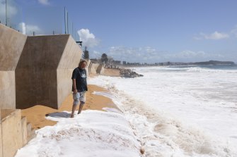 Presiden Surfrider Foundation cabang pantai utara, Brendan Donohue, mensurvei kerusakan pada hari Selasa. 