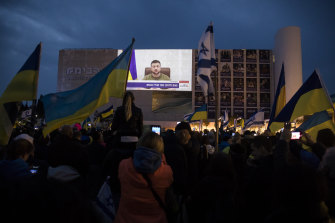 Ukrayna yanlısı İsrailliler, Başkan Zelensky'nin İsrail Parlamentosu Knesset'e hitaben yaptığı konuşmayı izlemek için Tel Aviv'deki Habima Meydanı'nda toplandı.