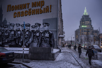 A patriotic mural in Moscow showing Soviet pilots from World War II, based on a photograph of the Victory Parade in 1945. The sign in Russian reads, “The saved world remembers you!”