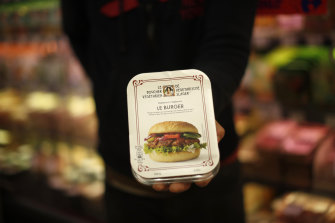 European politicians rejected a proposal that could have prevented plant-based products without meat from being labeled sausages or burgers. 