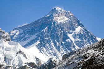 Due persone sono morte sul Monte Everest in questa stagione di arrampicata.