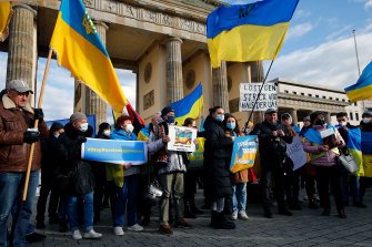 周末，抗议者聚集在柏林的勃兰登堡门，表达对乌克兰的支持。