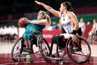 Sarah Vinci of Team Australia and Anne Patzwald of Team Germany compete earlier in the tournament.