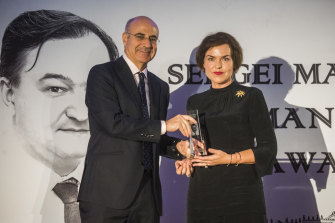 Bill Browder presents Labor Senator Kimberly Kitching with a  Sergei Magnitsky Human Rights Award at the 2021 ceremony in London.