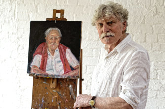 Peter Wegner avec son autoportrait à 100 ans, 