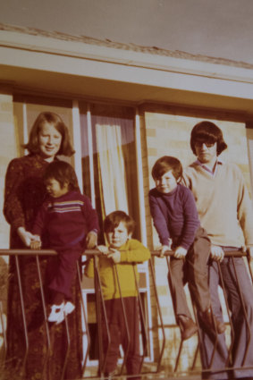Chris Wilson and her family outside their Holder home in 1977.
