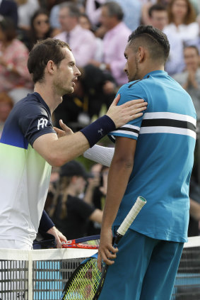 Andy Murray congratulates Kygrios chat after the match.