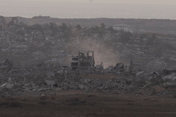 Os edifícios destruídos na faixa do norte de Gaza, como visto de uma posição no lado israelense da fronteira na quarta -feira.
