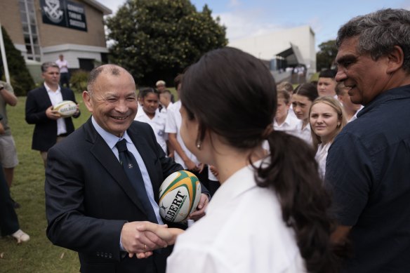 Eddie Jones talking with students of Matraville High.