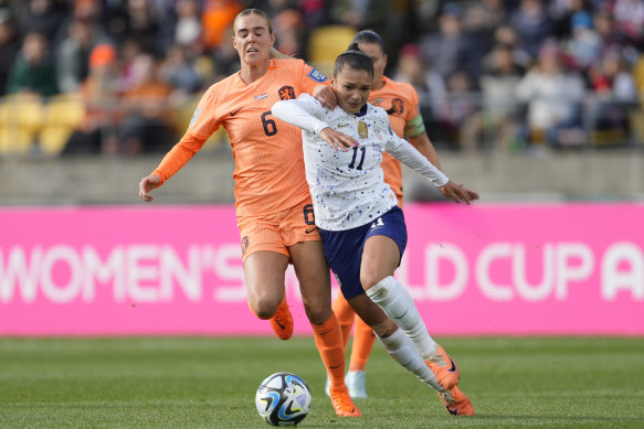 Netherlands’ Jill Roord, left, and United States’ Sophia Smith battle for possession.