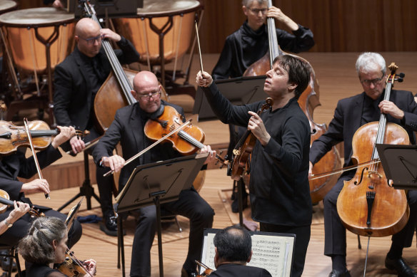 Joshua Bell delivered one of the two or three most memorable performances of the Mendelssohn Violin Concerto heard in the opera house concert hall.