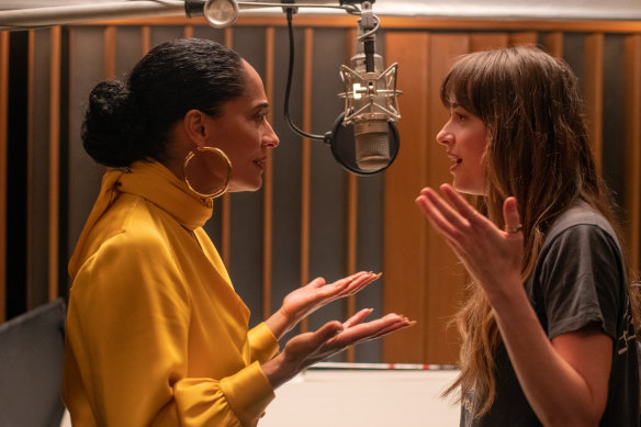 Tracee Ellis Ross and Dakota Johnson in The High Note.