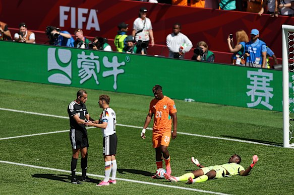 Kimmich protests the referee’s decision.