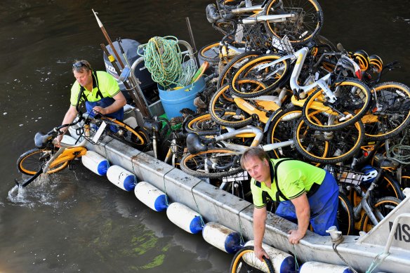 Workers collect oBikes from Melbourne’s Yarra River in 2017. 