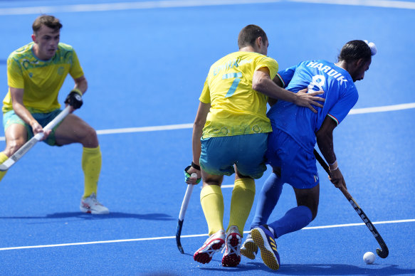 India’s Singh Hardik, right, fights for the ball against Australia’s Nathan Ephraum.