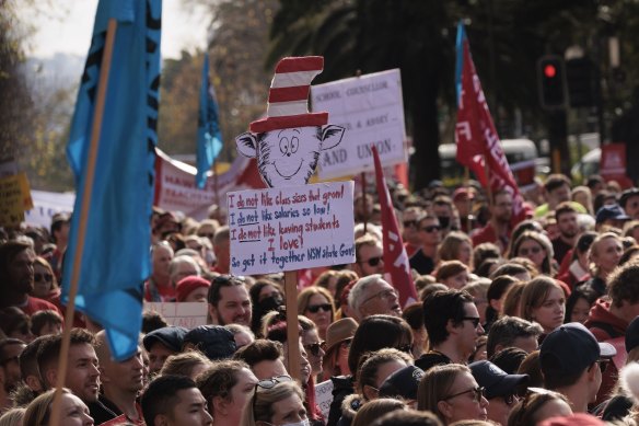 Thousands of Catholic and public school teachers marched to state parliament on Thursday. 