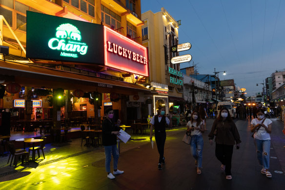 A bar worker tries to attract customers on Khaosan Road.