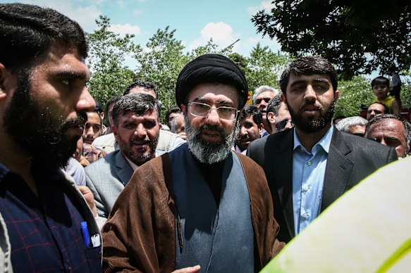 O linha-dura Mojtaba Khamenei, filho do assassinado aiatolá Ali Khamenei, emergiu como a principal escolha para sucedê-lo.