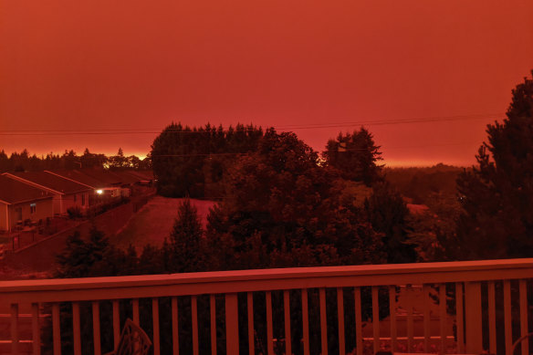 The smoke-darkened sky of Salem, Oregon well before sunset.