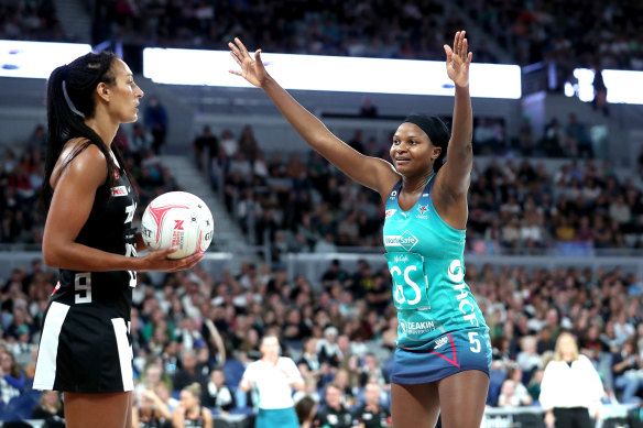 Mwai Kumwenda of the Vixens defends Magpie co-captain Geva Mentor.