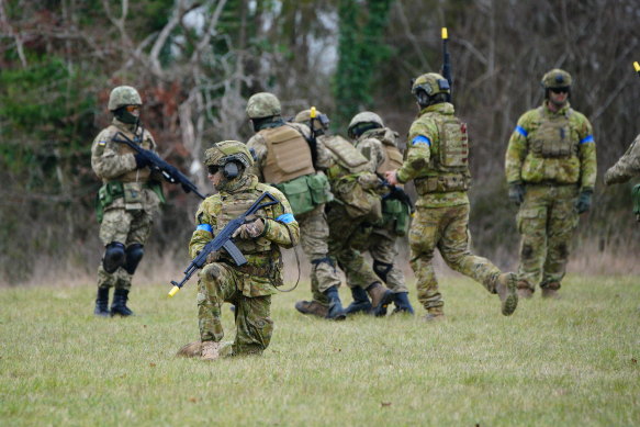 Members of the Australian Army and Ukrainian soldiers train together in England.