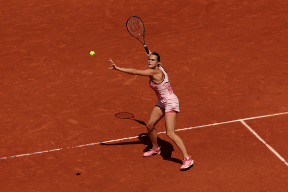 Aryna Sabalenka powers her way into the French Open semi-finals.