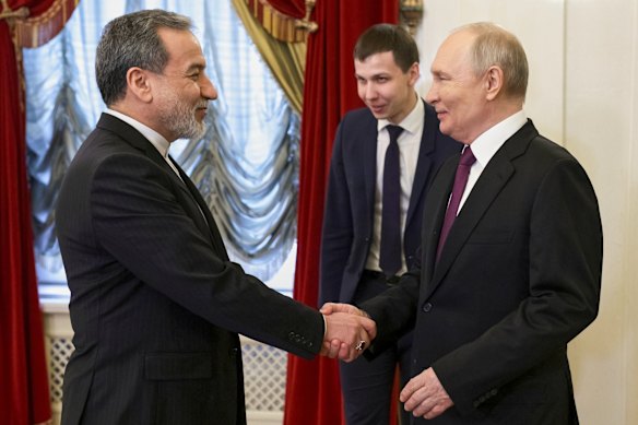 O presidente russo, Vladimir Putin, à direita, aperta a mão do ministro das Relações Exteriores iraniano, Abbas Araghchi, em São Petersburgo, na segunda-feira.