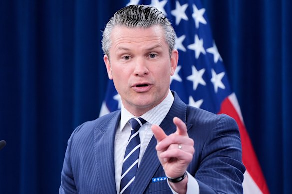 O secretário de Defesa dos EUA, Pete Hegseth, para briear para o Pentágono depois de atacar.