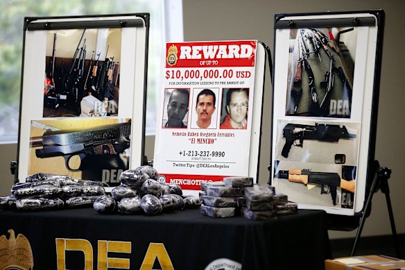 2020 இல் இருந்து ஒரு DEA செய்தியாளர் சந்திப்பு 2020 இல் இருந்து DEA செய்தியாளர் சந்திப்பு Nemesio Oseguera இன் குவளை மற்றும் கைப்பற்றப்பட்ட போதைப்பொருள் மற்றும் ஆயுதங்களைக் காட்டுகிறது.