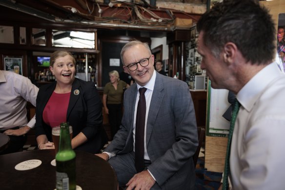 Anthony Albanese 和 Chris Minns 与 Balmain 工党候选人 Philippa Scott。 