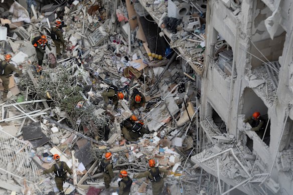 Emergency and rescue soldiers search for trapped people in Bat Yam.