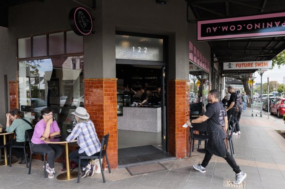 Dom Panino’s pink-edged
premises.