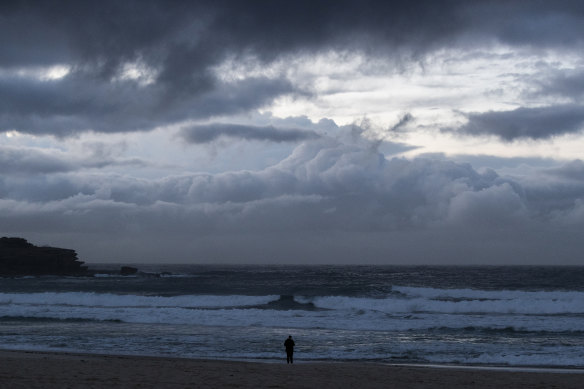 Damaging surf, possible periods of heavy rain are in the forecast for Sydney and parts of the coast south to the Victorian border.