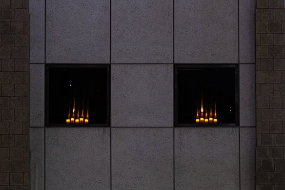 Candele alle finestre del consolato americano a Hong Kong.