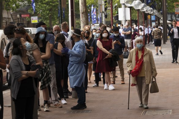 A 300-metre queue waits for COVID testing at the Macquarie Street Pharmacy in Sydney on Thursday.