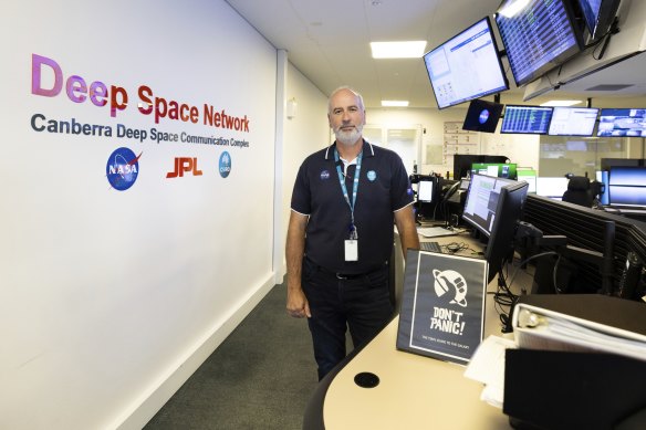 El líder del equipo de operaciones, Richard Stephenson, en el Centro de control de operaciones en el Complejo de comunicaciones del espacio profundo de Canberra.