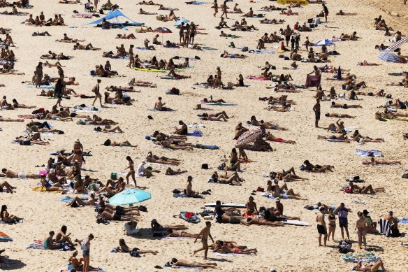 A busy Bondi Beach on the last weekend before lockdown 2.0 ends. 