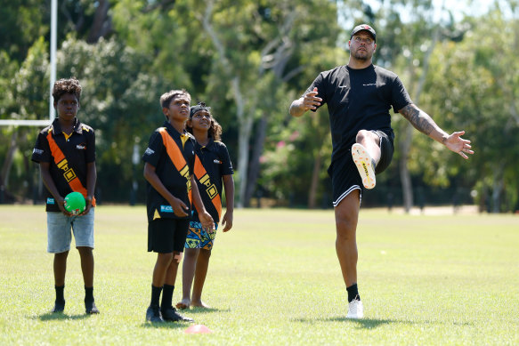 Retired AFL great Lance Franklin conducts a clinic with students at the Michael Long Centre in Darwin this week.