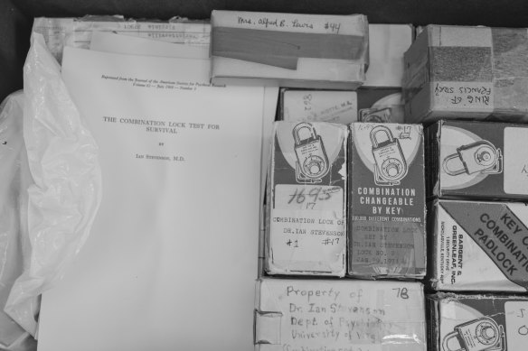 Une simple serrure se trouve dans un tiroir chez DOPS. La combinaison a été définie par le fondateur, le Dr Ian Stevenson, qui espérait pouvoir la communiquer à quelqu'un après sa mort.