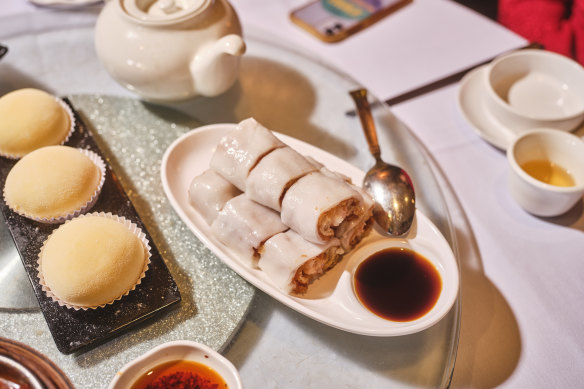 Rice flour role with prawn and Chinese donut. 