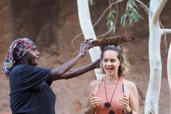 Retreat founder Iris Ray Nunn has a piti bowl placed on her head by a local Anangu guide.