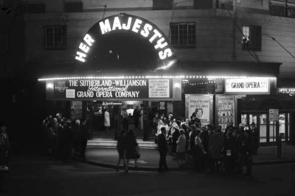 Crowds arrive to see Joan Sutherland perform at Her Majesty's Theatre on August 31, 1965. 