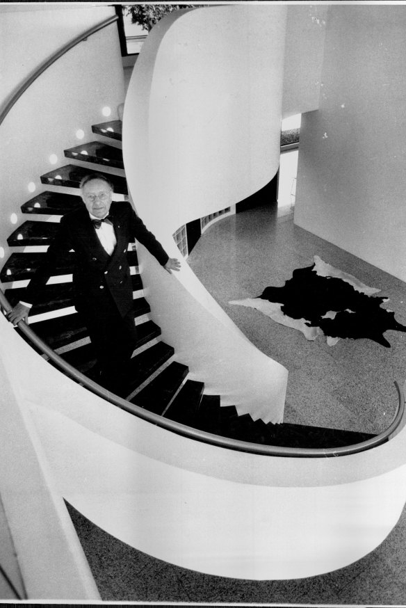 Sydney architect Harry Seidler in his open plan apartment in 1992.