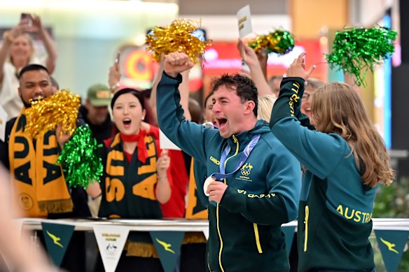 Champagne, selfies and celebrations: Winter Olympians return to Australia in style