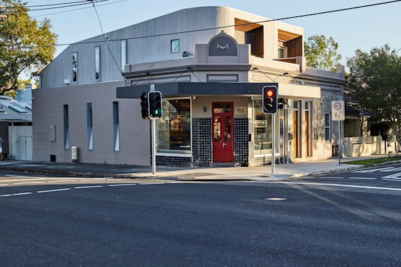 A street view of the transformed corner shop, now subdivided into two properties: the Mackenzie
Pronk Architects offices are on the left, Tarr and Hume’s family home on the right.