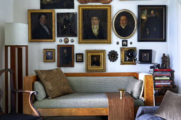 In the living room one wall displays 21 portraits of men dating from the 17th to early 20th centuries. Several pieces are designed by Longmuir, including the rug, standard lamp
and table.