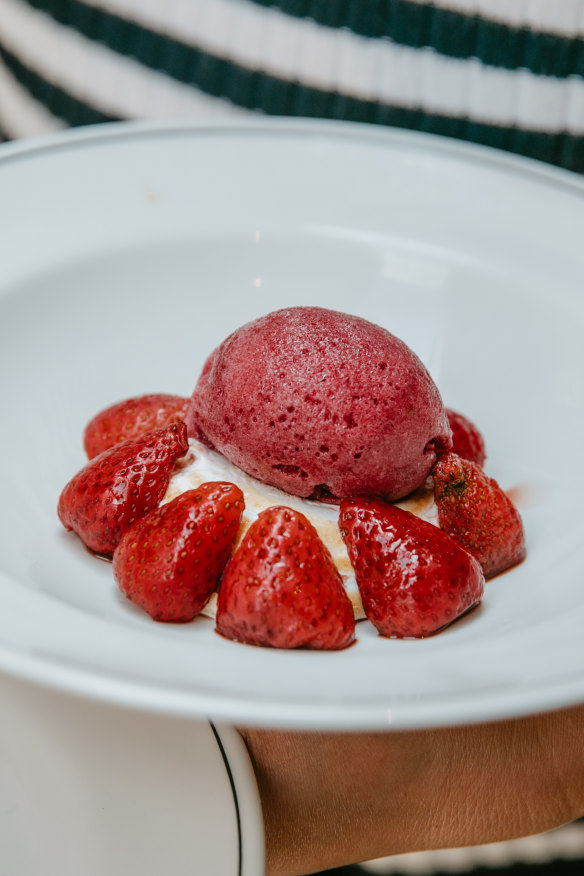 Strawberry and durif sorbet with Italian meringue.