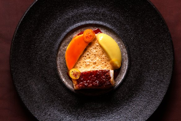 Truta coral com manga e pimenta guajillo em Yiaga.