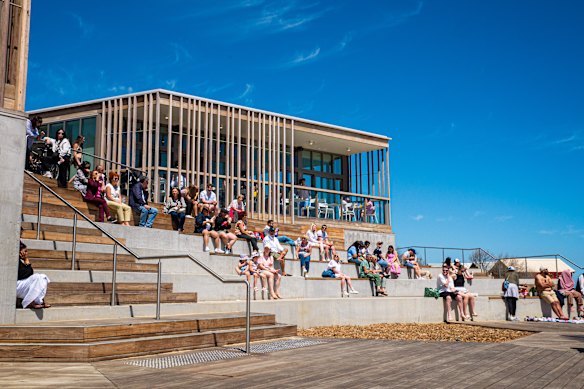 O café e quiosque Beach House fica bem na areia.